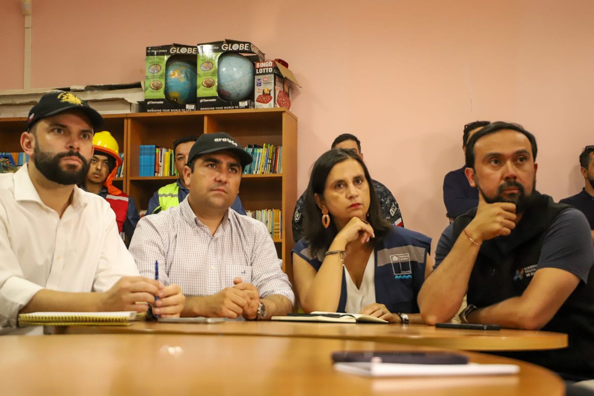 MinagriCL's tweet image. En Portezuelo, la ministra Ignacia Fernández junto al subsecretario de @SubseDefensa, Ricardo Montero y el gobernador Óscar Crisóstomo, se reunieron con el alcalde de Portezuelo, Juan Carlos Ramírez y equipos de @conaf_minagri y @Senapred para coordinar las tareas de combate del…