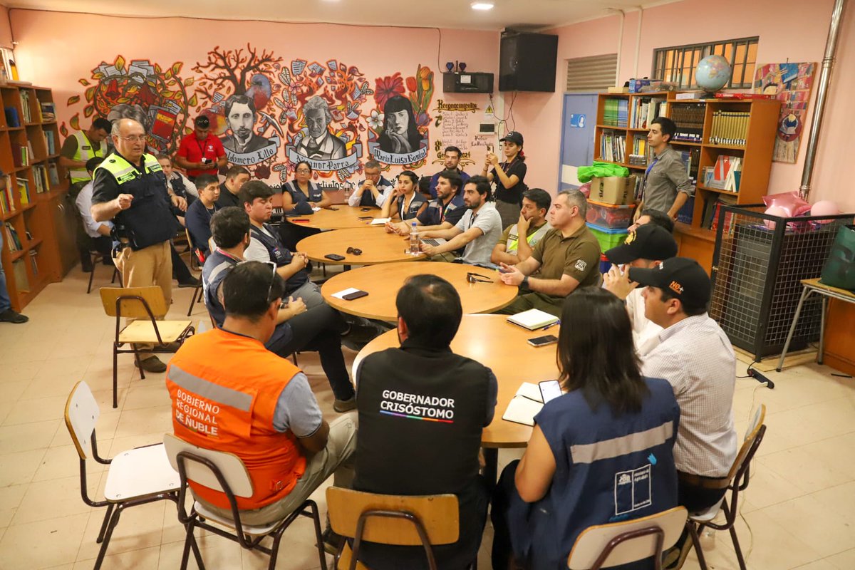 MinagriCL's tweet image. En Portezuelo, la ministra Ignacia Fernández junto al subsecretario de @SubseDefensa, Ricardo Montero y el gobernador Óscar Crisóstomo, se reunieron con el alcalde de Portezuelo, Juan Carlos Ramírez y equipos de @conaf_minagri y @Senapred para coordinar las tareas de combate del…