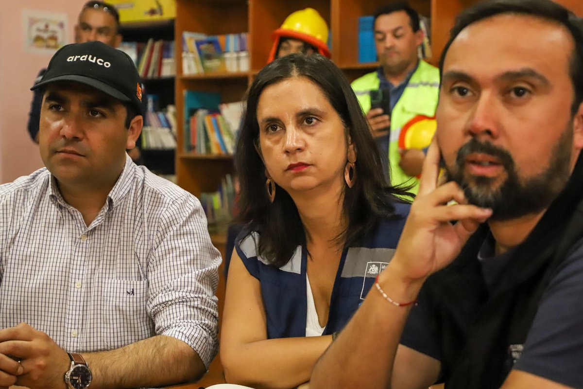 MinagriCL's tweet image. En Portezuelo, la ministra Ignacia Fernández junto al subsecretario de @SubseDefensa, Ricardo Montero y el gobernador Óscar Crisóstomo, se reunieron con el alcalde de Portezuelo, Juan Carlos Ramírez y equipos de @conaf_minagri y @Senapred para coordinar las tareas de combate del…