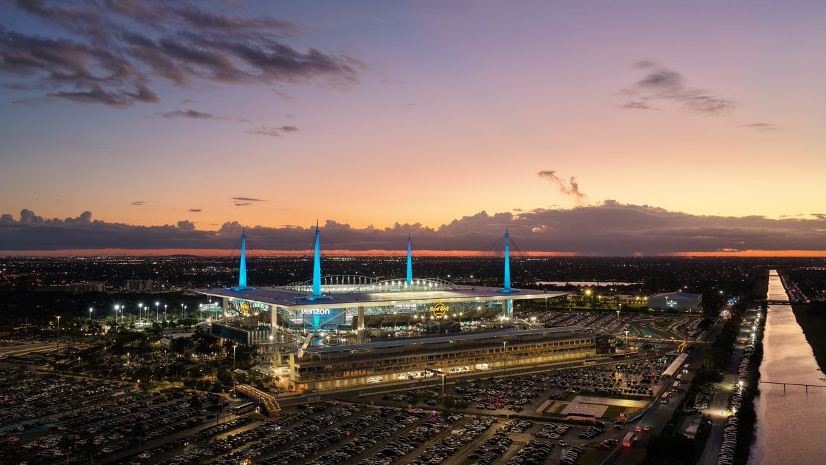 ESPNFrontRow's tweet image. On the field &amp;amp; off, ESPN is making Monday’s @CFBPlayoff title game a must-watch moment 🏈

Check out '5 Things to Know' about ESPN's presentation of the 2026 #CFBPlayoff #NationalChampionship ➡️ bit.ly/4qxJOGm