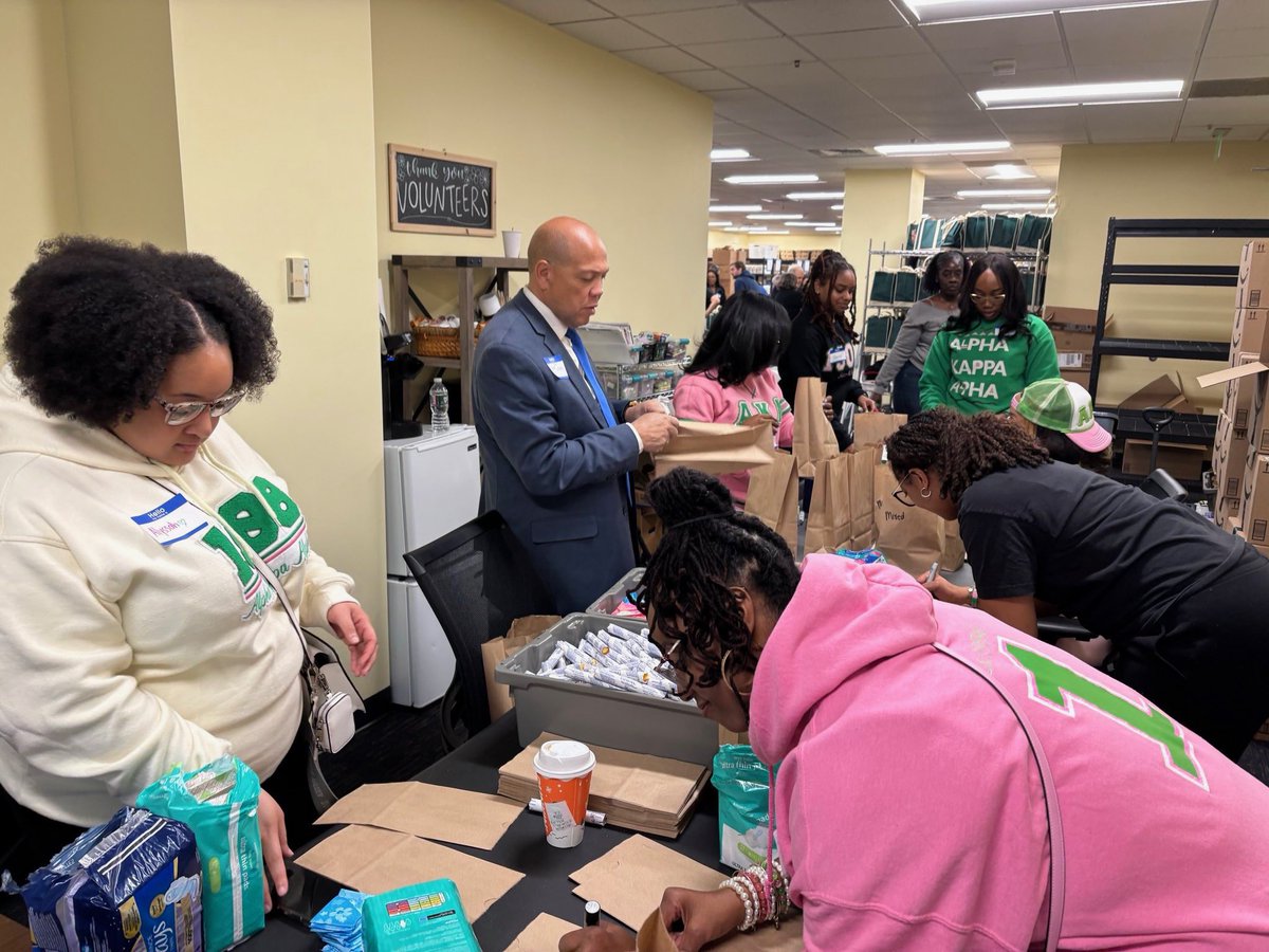 RepJohnnyO's tweet photo. Dr. King taught us that service matters.
Today, #TeamMD02 volunteered with the Baltimore County Student Support Network to pack 500 bags of menstrual care products and hundreds of weekend food bags for @BaltCoPS students. #MLKDay https://t.co/rfDx9RCX5D