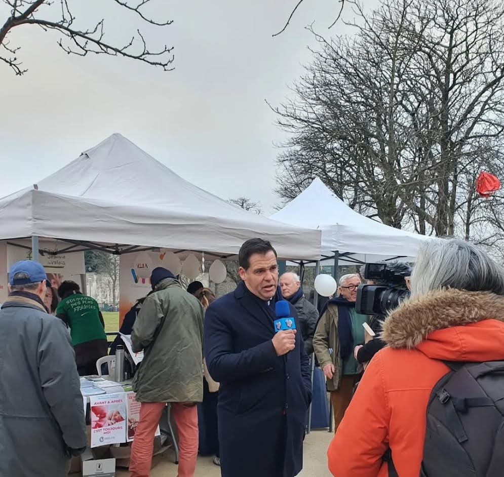 Le prince <a href="/Louis_DucAnjou/">Louis de Bourbon</a> a rejoint hier la manifestation de la #marchepourlavie qui a rassemblé des milliers de 🇫🇷. Il s'est prêté aux jeux des photos et des questions, entouré de ses partisans. Le prétendant au trône de #France est un catholique convaincu . 👑⚜️✝️📷: CAL