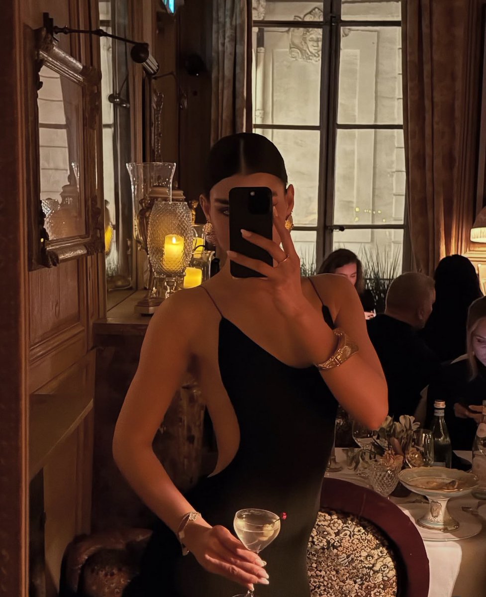 i_classic__'s tweet image. 🖤 ✨ 🥂