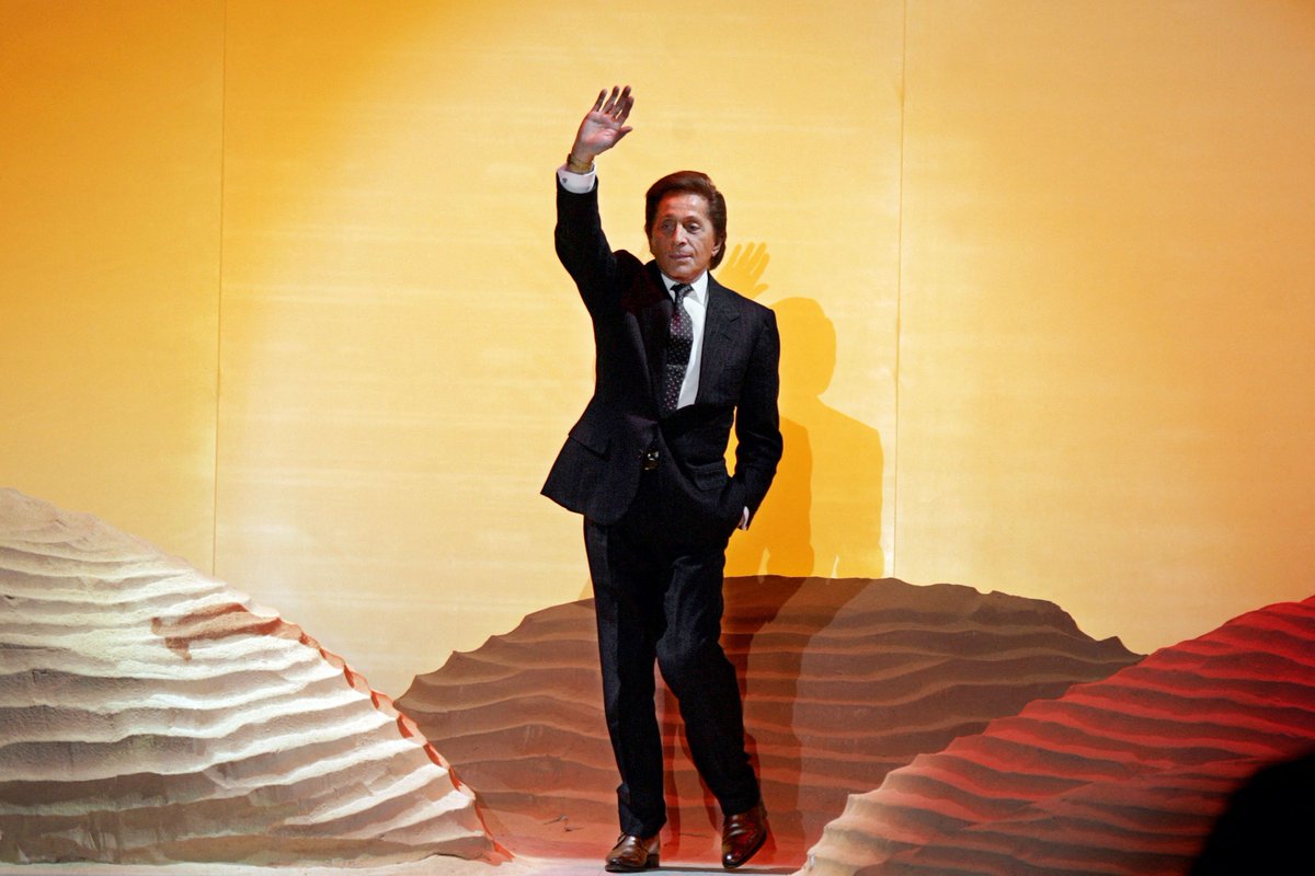 El_Universal_Mx's tweet image. ⚫¡El mundo de la moda está de luto!

🕊️ Valentino Garavani, el diseñador italiano que transformó el lujo y elevó la elegancia a una forma de arte, falleció este lunes 19 de enero de 2026, en su residencia en Roma. 

🔴 Entre sus aportes más icónicos está el llamado “Rojo…