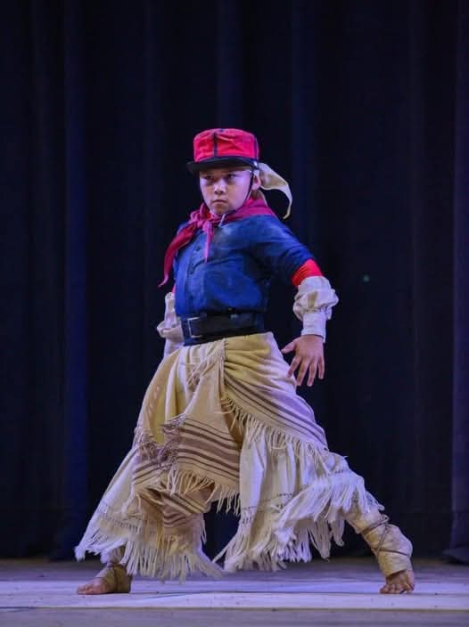 RaicesDigitalSC's tweet image. 🏆 Orgullo santacruceño 🇦🇷
Luis Zerené Oyarzún, joven bailarín de Pico Truncado, representó a Santa Cruz en el Festival Nacional del Malambo de Laborde. Desde Raíces Digital felicitamos a Luis, su familia y profesores. 🥁💃

⏭️ facebook.com/share/p/17ZqRa…

#Malambo #RaícesDigital