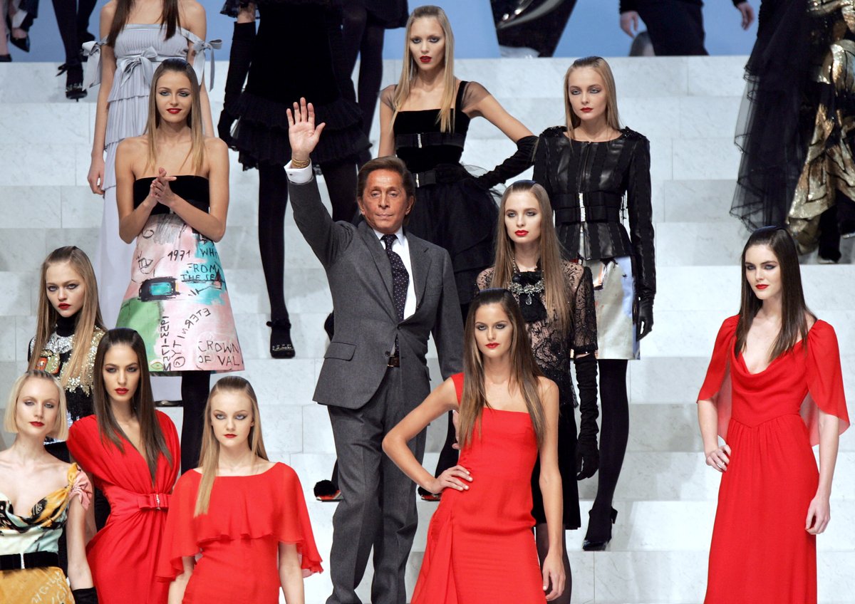 El_Universal_Mx's tweet image. ⚫¡El mundo de la moda está de luto!

🕊️ Valentino Garavani, el diseñador italiano que transformó el lujo y elevó la elegancia a una forma de arte, falleció este lunes 19 de enero de 2026, en su residencia en Roma. 

🔴 Entre sus aportes más icónicos está el llamado “Rojo…