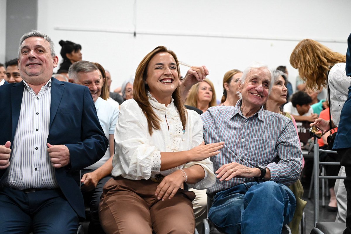 La democracia necesita acuerdos, pero sobre todo convicciones. Arturo Umberto Illia demostró que se puede dialogar sin resignar valores, que la honestidad no es debilidad, es carácter. Gobernar con ética, cuidar el Estado y construir acuerdos sin perder identidad es el desafío de