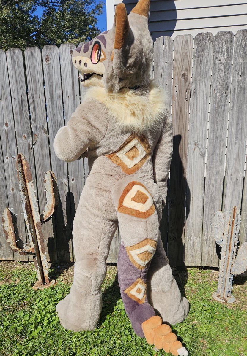 Oh, you lookin at me?
<a href="/RattledStacks/">Stacks Onstax</a> is FINALLY complete! More pictures to come soon and then proper photos with his rightful owner 🙌
#nightstalker
#fursuit #fursuitmaker