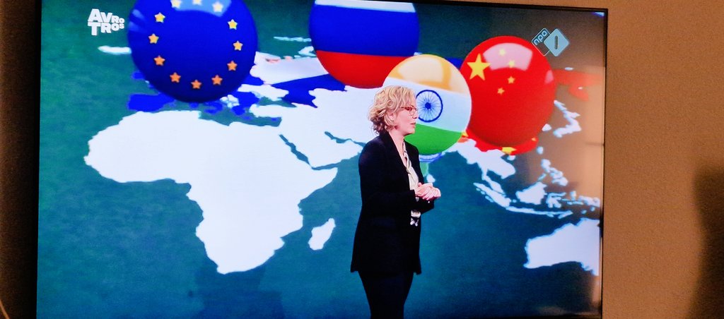 Geweldig! <a href="/beatricedegraaf/">Beatrice de Graaf</a> met een college wereldpolitiek bij #eva #Jinek 👌