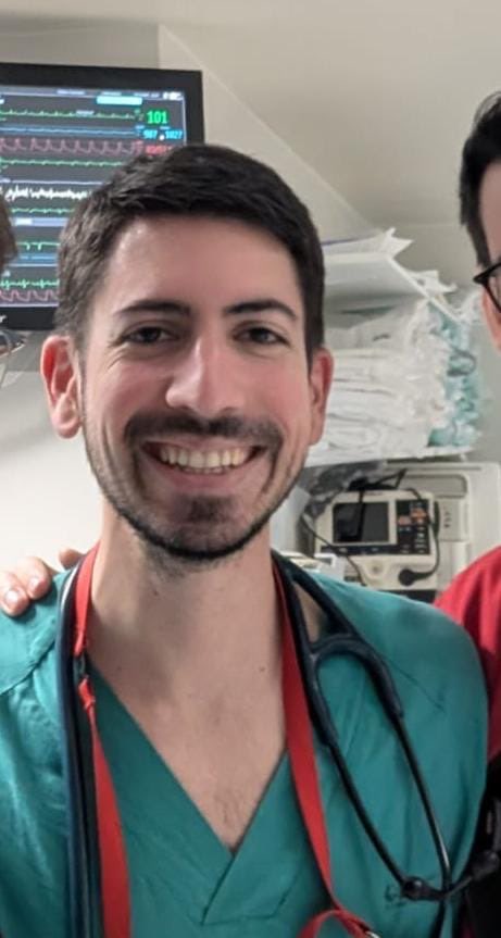 Mi compi Jesús❤️#cardiólogo de #LaPaz , sonrisa eterna y trabajador incansable. 
Desaparecido en Iryo #Ave #Tren🚂 😢
Nos tiene sin noticias desde ayer😢. 
Si los compañeros de vagón, sanitarios,…nos ayudan o aportan información , se agradece todo 🫂