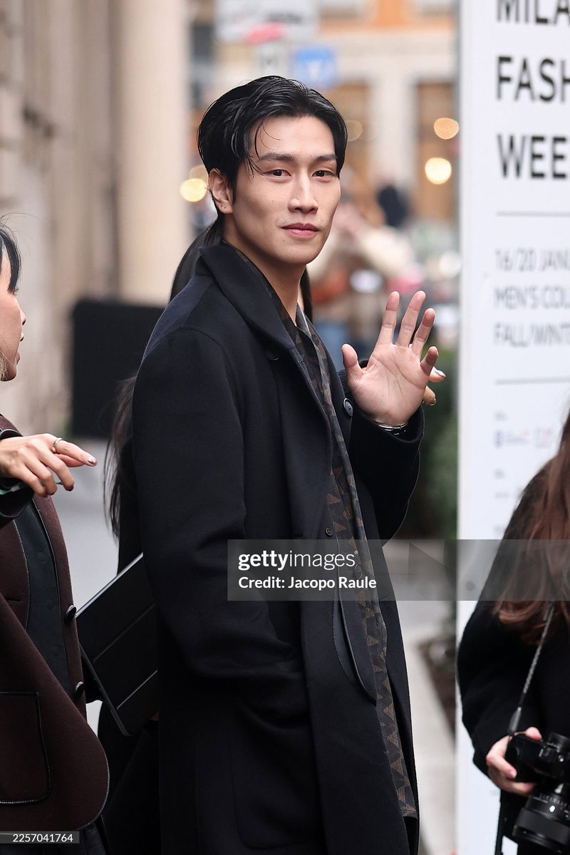 พี่ให้ไปงานแฟชั่นวีค ไม่ใช่ให้ไปเจรจาธุรกิจมาเฟียนะคะ 

BIBLE IN ARMANI AT MFW26  #GiorgioArmanixBible 
#GiorgioArmani #BibleWichapas