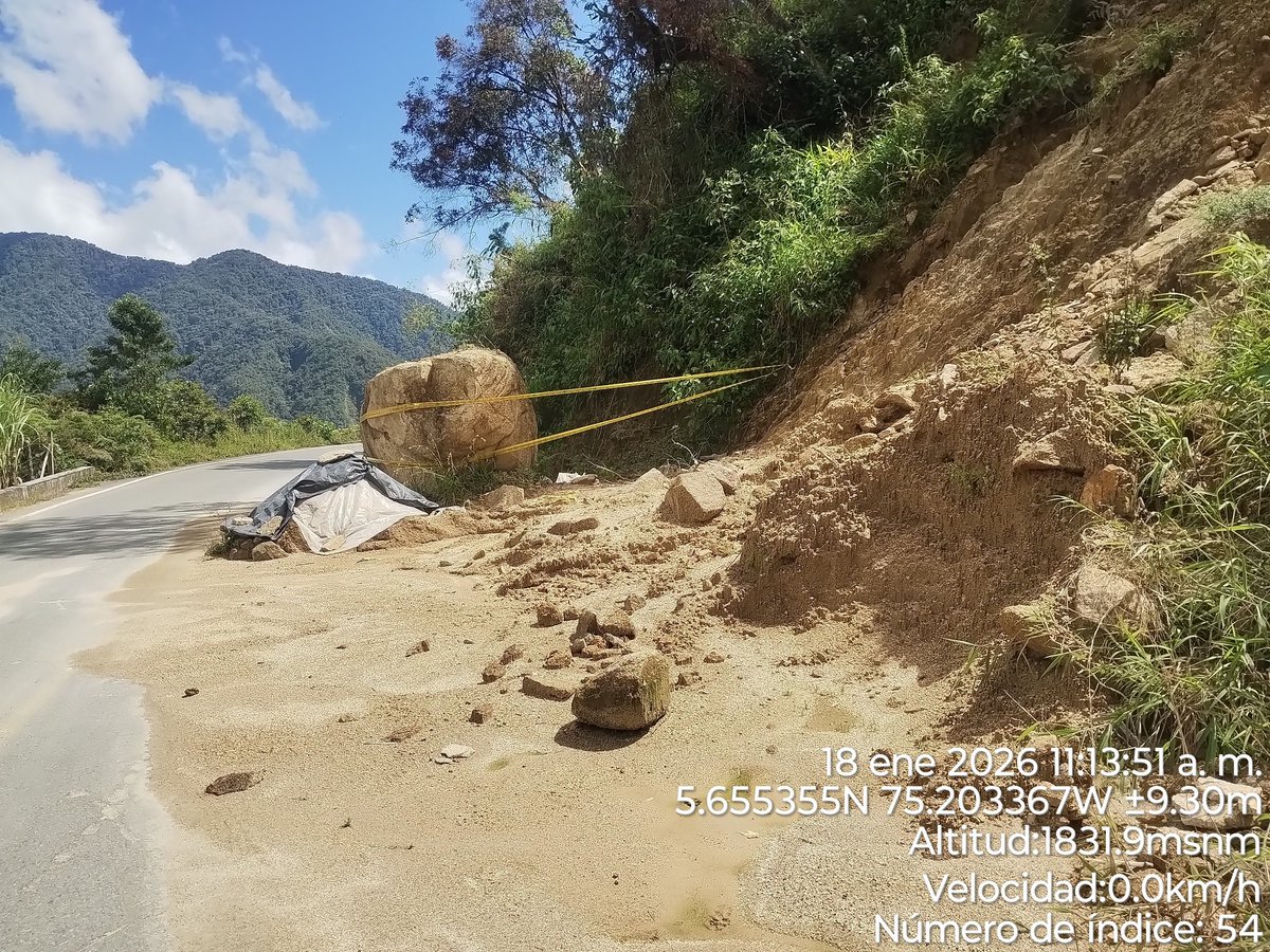 Una roca de gran tamaño permanece obstaculizando un carril en una curva de la vereda La Linda, municipio de Nariño, en la vía hacia Sonsón.
Habitantes de la vereda, conductores de motos y carros piden intervención inmediata de <a href="/ObrasAntioquia/">Secretaría de Infraestructura</a> antes de que ocurra una tragedia.