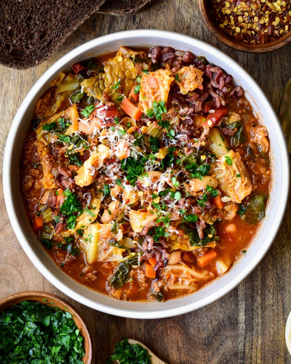 Savoy Cabbage Roll Soup (with Spinach and Beans) 
Recipe👉 zimmysnook.ca/savoy-cabbage-…
This hearty and comforting soup captures all the flavours of traditional cabbage rolls with a fraction of the effort!
#foodie #winterrecipe #ComfortFood