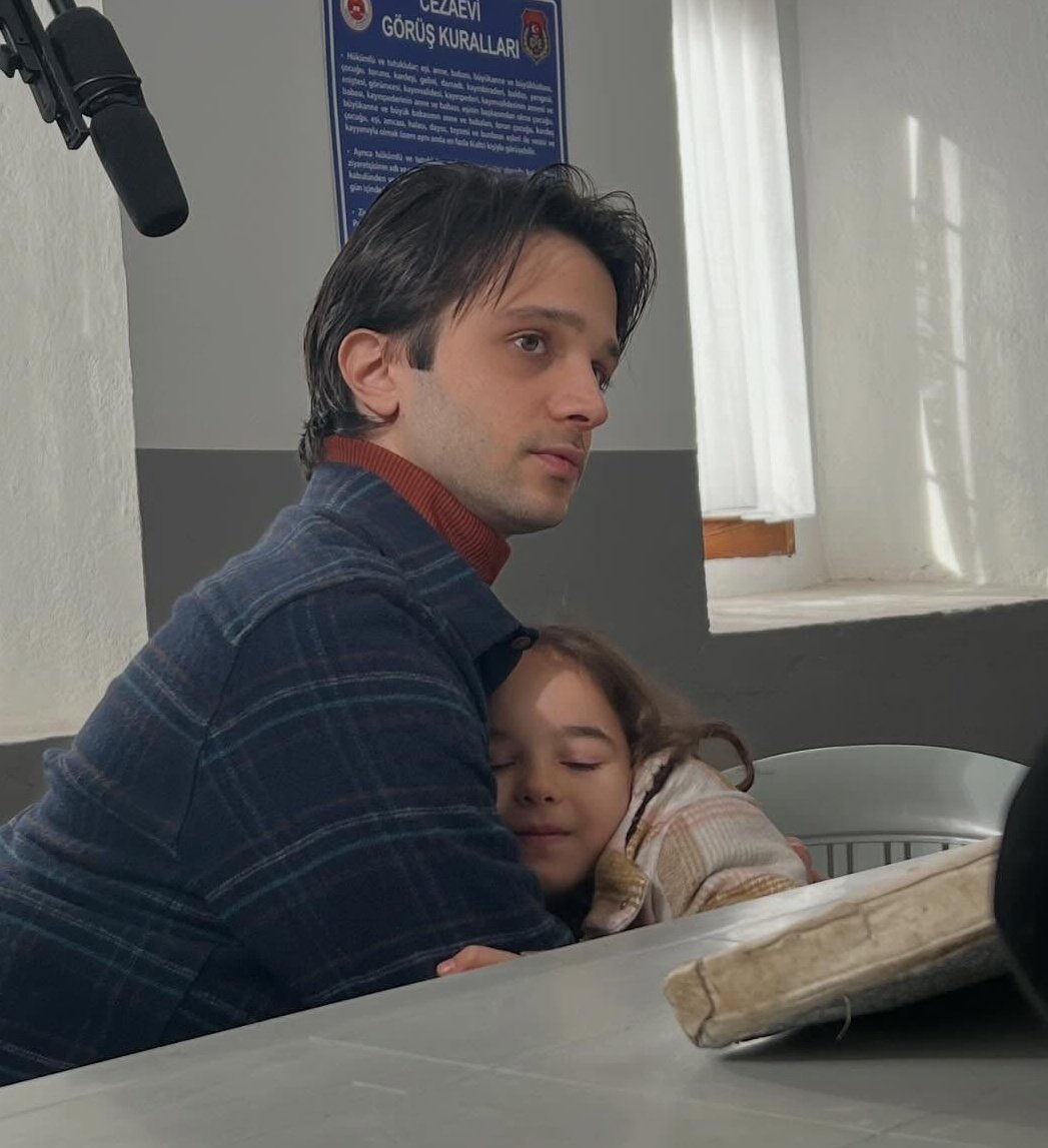 this wholesome pic🥺 the way güneş comfortably lean on arda with her eyes closed with those gentle lil smile :) i think she really see him as her real abi 🤏