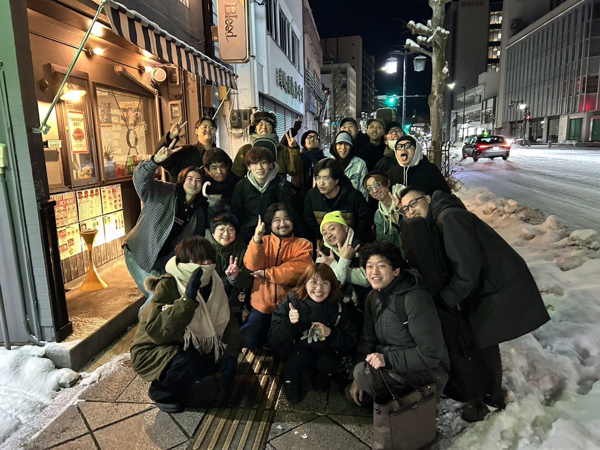 xg_lifebeat's tweet photo. 昨年12.5、ベースサポートしてくれたほそやんのバンドleo la greet 企画ライブに行ってきた！

全出演者、3バンド前のバンド時代から10年以上の付き合いになる、大好きな仲間たちばかり✨
GOATという企画名にふさわしく、「今が最高！」て自信を持って言えるたくましさがあって、ピンチヒッターで出演したサトウヒロタカ先生も含め、みんな本当にカッコよかった🥰

出演してないのに打ち上げまで参加させてもらって、打ち上げ後の集合写真では最前真ん中に写っててすみません😂
それだけ居心地のいい、最高に楽しい新年会でした🎶

スワンキーDr.カイトとも久しぶりに会えて話せて嬉しかったなぁ☺️

今年こそ、またみんなと対バンできるよう頑張るぞ💪
遅ればせながら今年もよろしくお願いします🫶✨