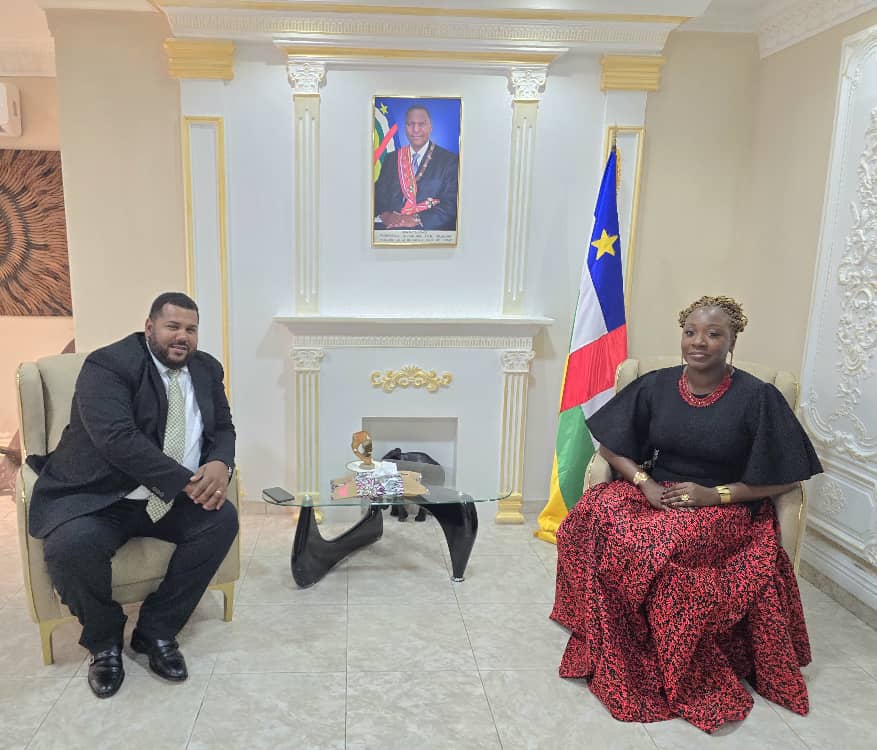 El embajador de #Cuba🇨🇺, Angel Gustavo Suárez Cordero, realizó una visita de cortesía a la embajadora de #Centroáfrica🇨🇫, Christelle Sappot, reafirmando los lazos de cooperación, solidaridad y amistad histórica entre ambos países.

🔗misiones.cubaminrex.cu/es/articulo/em…