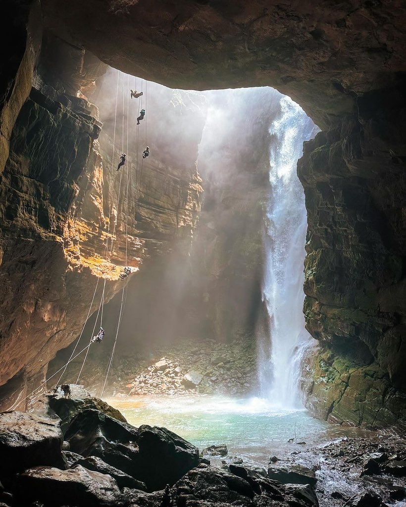 ¿Sabías qué en Veracruz existe un río que culmina en una cascada que cae en una enorme cueva vertical o sótano?

El lugar se llama Sótano de Popocatl y en su interior alberga un lago subterráneo.

Es uno de los sitios más impresionantes de México. 🇲🇽 

📸 IG: melissa.sombrerero