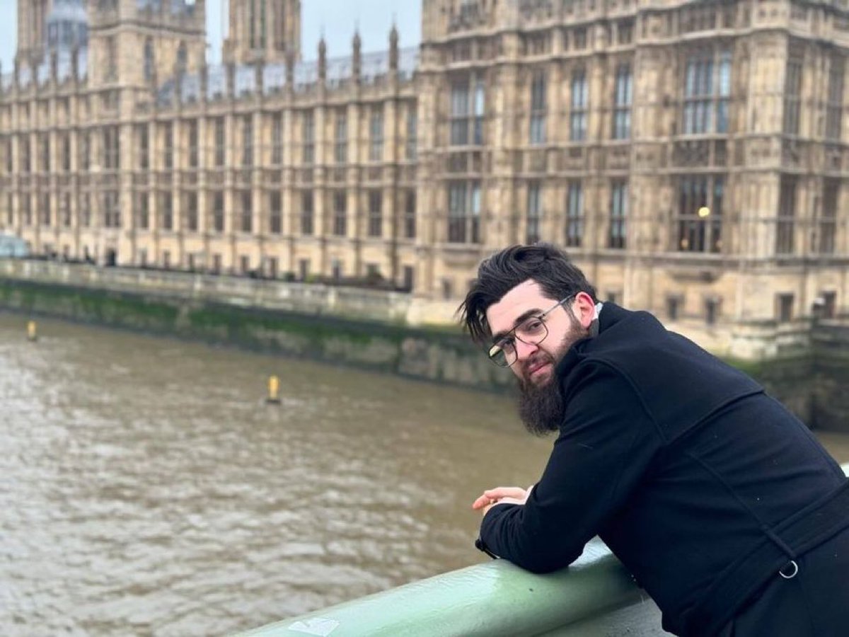 Menzil şeyhinin oğlu da İngiltere'yi çok seviyormuş?! 
müritlerinin  paralarıyla şeriatla yönetilen Afganistan’ı değil de Avrupa’da seyahat ediyor.

 Bunların kıblesi Kabe değil ,Buckingham Sarayı..