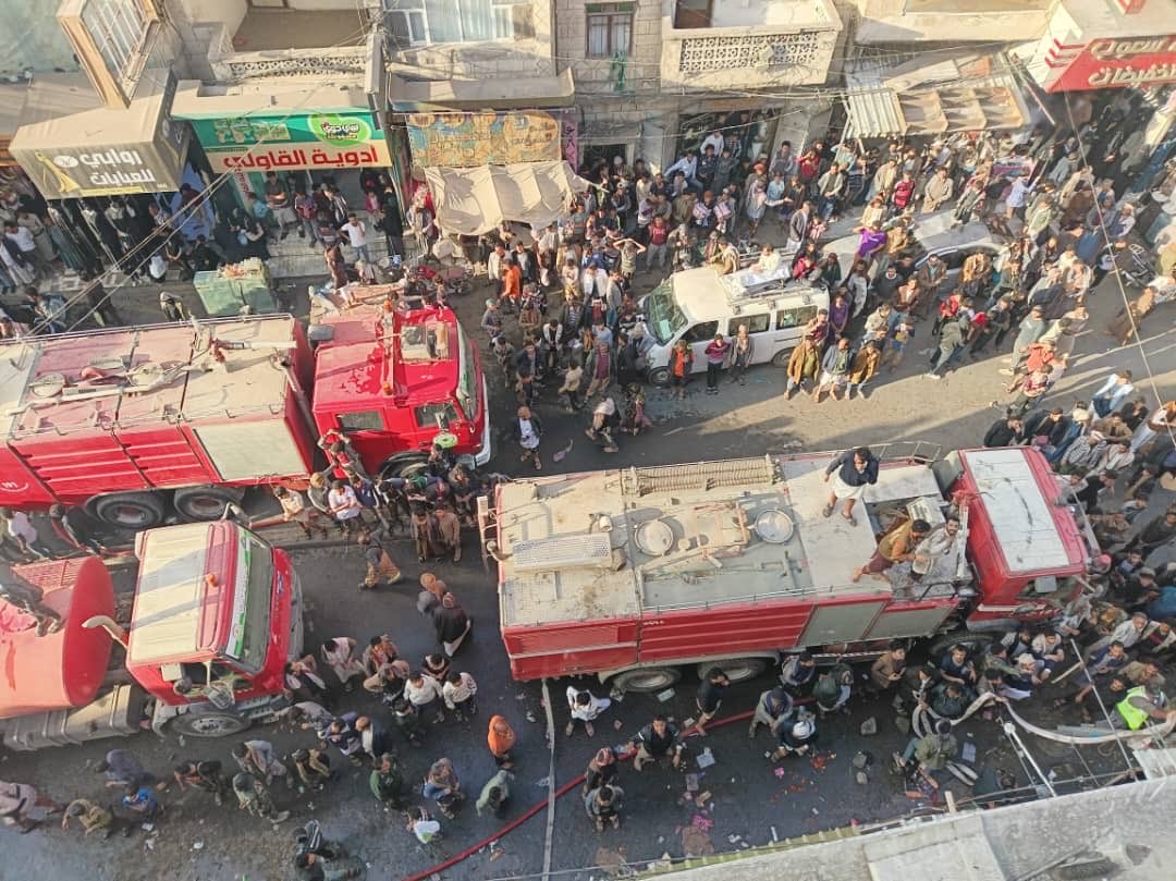 osamaalfarran1's tweet photo. حصل حريق في أحد مخازن الملابس بالعاصمة 
وهذا أمر طبيعي يحصل في كل البلدان نتيجة سوء اتخاذ طرق الأمن والسلامة

إلا أن الأمر المذهل هو تسارع فرق الدفاع المدني لحصار الحريق وإطفائه 

ملابس تحترق!!
ماذا لو لم تسارع هذه الفرق لإطفاء الحريق؟؟
كانت ستكون كارثة 

ما يقوم به الدفاع المدني غائب عن أذهاننا، وصحيح أنه واجبهم؛ لكن لهم كل التحية والتقدير على المسارعة