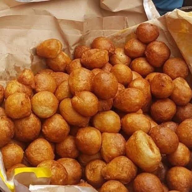 Business idea for you guys :Selling  over 3000 fatcak for R1 each on the busy street 

Your  day of selling can start from as early as 3am to 9am in the morning. Besides amagwinya, you can  also sell sliced polony and fried fish.

On a good month You can  make R20,000 in profit.