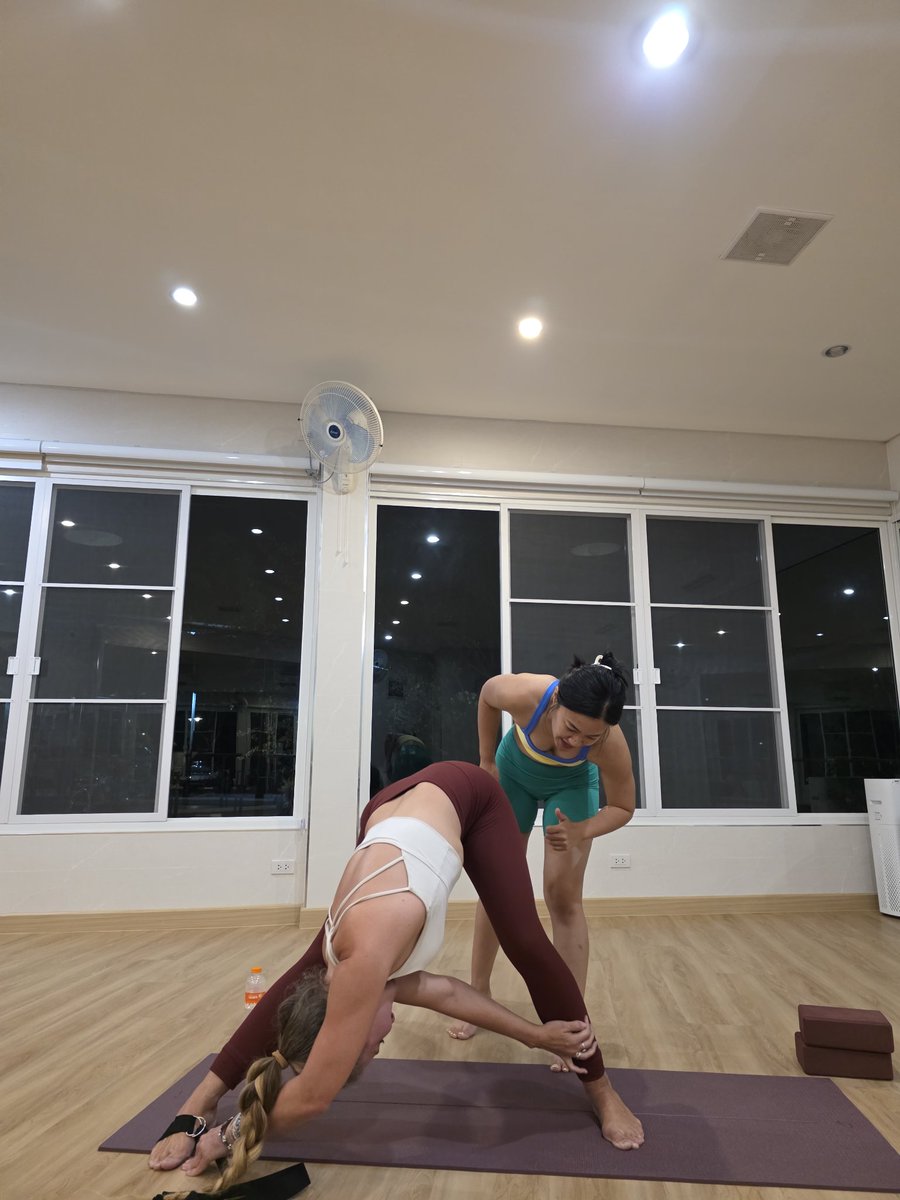 Tawan_V's tweet image. เหมือนไม่ได้มาใช้ชีวิตที่เชียงใหม่นาน กลับมาครั้งนี้มีความสุขมากๆ ได้กลับมานอนในห้องย่า ดื่นมาเดินเล่นในสวน สูดอากาศดีๆลมเย็นๆ กินอาหารแสนอร่อยฝีมือที่บ้าน ไปถ่ายซีรีส์โลเคชั่นอลังการ เสร็จแล้วไปกินของอร่อยกับเพื่อนๆ มีเวลานั่งชิลที่ร้านกาแฟคนเดียว ออกกำลังกาย ไหว้พระทำบุญ…