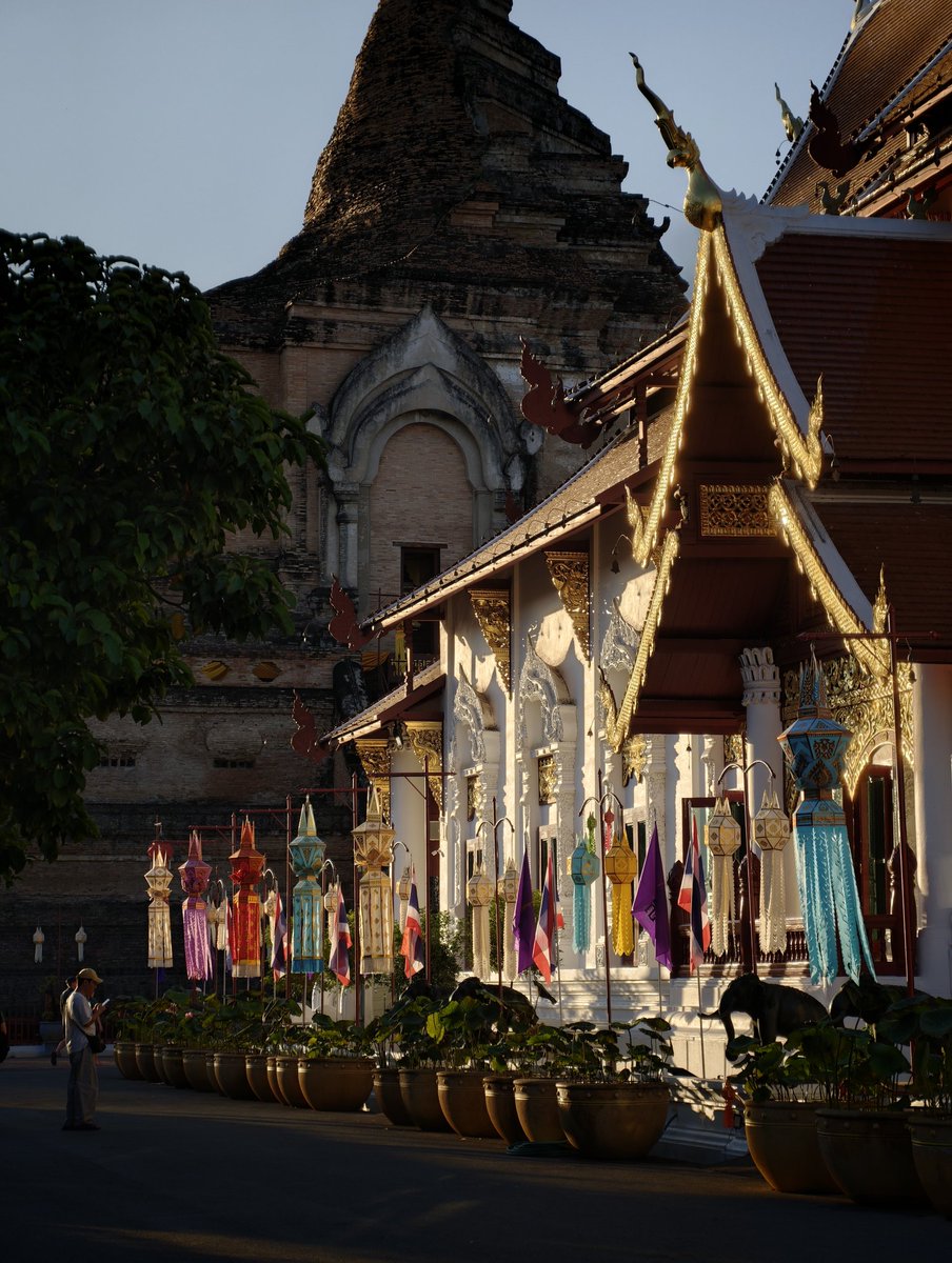 Tawan_V's tweet image. เหมือนไม่ได้มาใช้ชีวิตที่เชียงใหม่นาน กลับมาครั้งนี้มีความสุขมากๆ ได้กลับมานอนในห้องย่า ดื่นมาเดินเล่นในสวน สูดอากาศดีๆลมเย็นๆ กินอาหารแสนอร่อยฝีมือที่บ้าน ไปถ่ายซีรีส์โลเคชั่นอลังการ เสร็จแล้วไปกินของอร่อยกับเพื่อนๆ มีเวลานั่งชิลที่ร้านกาแฟคนเดียว ออกกำลังกาย ไหว้พระทำบุญ…