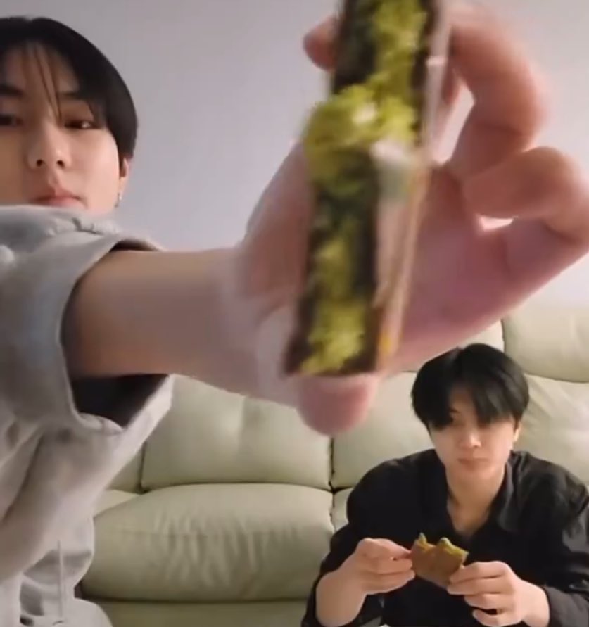 jaywonlogist's tweet image. definition jay will do every trend even the dumbest shit just for jungwon😭