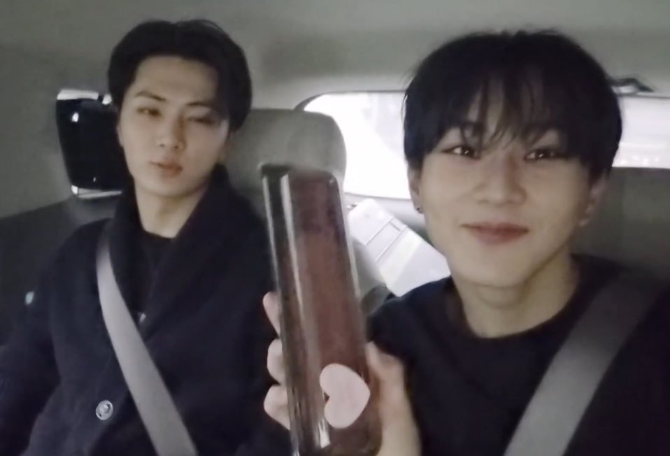 jaywonlogist's tweet image. definition jay will do every trend even the dumbest shit just for jungwon😭