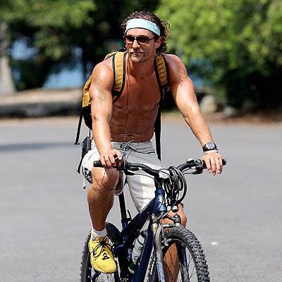 Güneş ışığı testosteronu artırır.

Yememek (oruç) testosteronu artırır.

Yağ oranının düşük olması testosteronu artırır.

Daha fazla uyku testosteronu artırır.

Sıcak ortam testosteronu artırır.

Ağır kaldırmak testosteronu artırır.