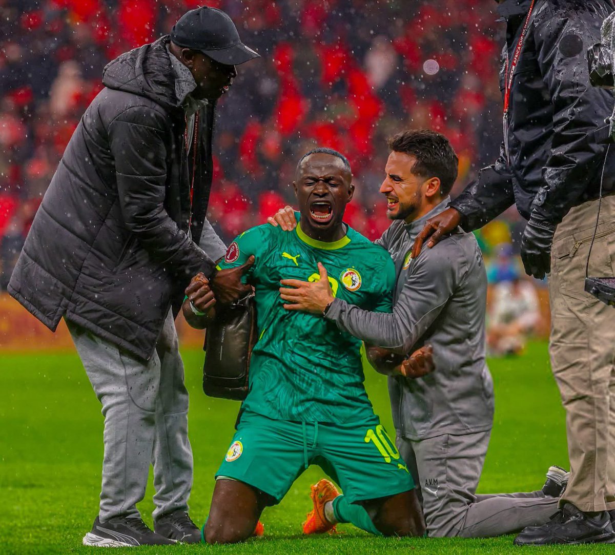 Prabkandji's tweet image. #CAN2025 🌟🌟🇸🇳🦁🏆
Cette victoire du Sénégal est l’aboutissement d’un travail rigoureux, d’une résilience exemplaire et d’un esprit d’équipe remarquable. 

Vous honorez la Nation et inspirez durablement notre jeunesse ainsi que la communauté universitaire. 
Félicitations aux…