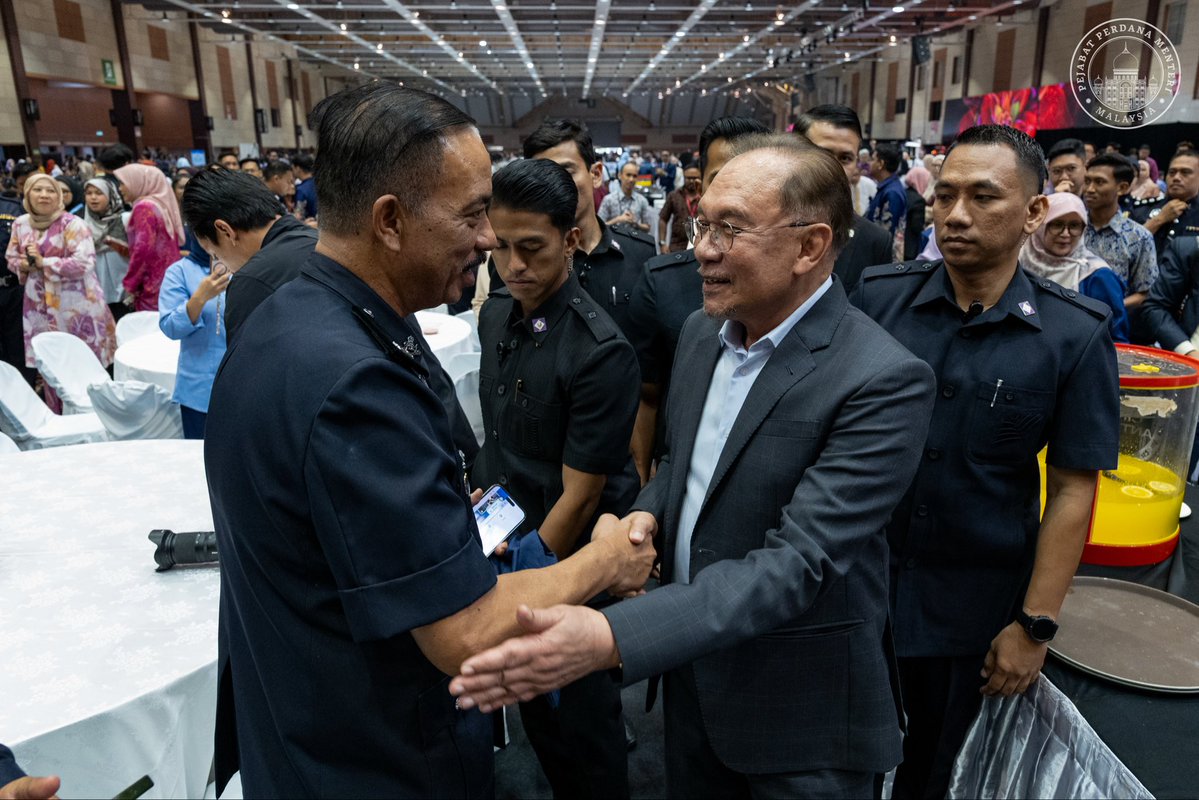 anwaribrahim's tweet image. Petang tadi saya dan anggota pentadbiran negara hadir di MAEPS, Serdang bagi menyampaikan penghargaan tertinggi kepada puluhan ribu petugas kementerian dan agensi kerajaan, pasukan keselamatan, sukarelawan serta sektor swasta yang menjayakan Kepengerusian ASEAN-Malaysia 2025…