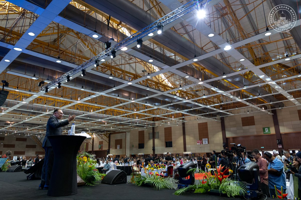 anwaribrahim's tweet image. Petang tadi saya dan anggota pentadbiran negara hadir di MAEPS, Serdang bagi menyampaikan penghargaan tertinggi kepada puluhan ribu petugas kementerian dan agensi kerajaan, pasukan keselamatan, sukarelawan serta sektor swasta yang menjayakan Kepengerusian ASEAN-Malaysia 2025…