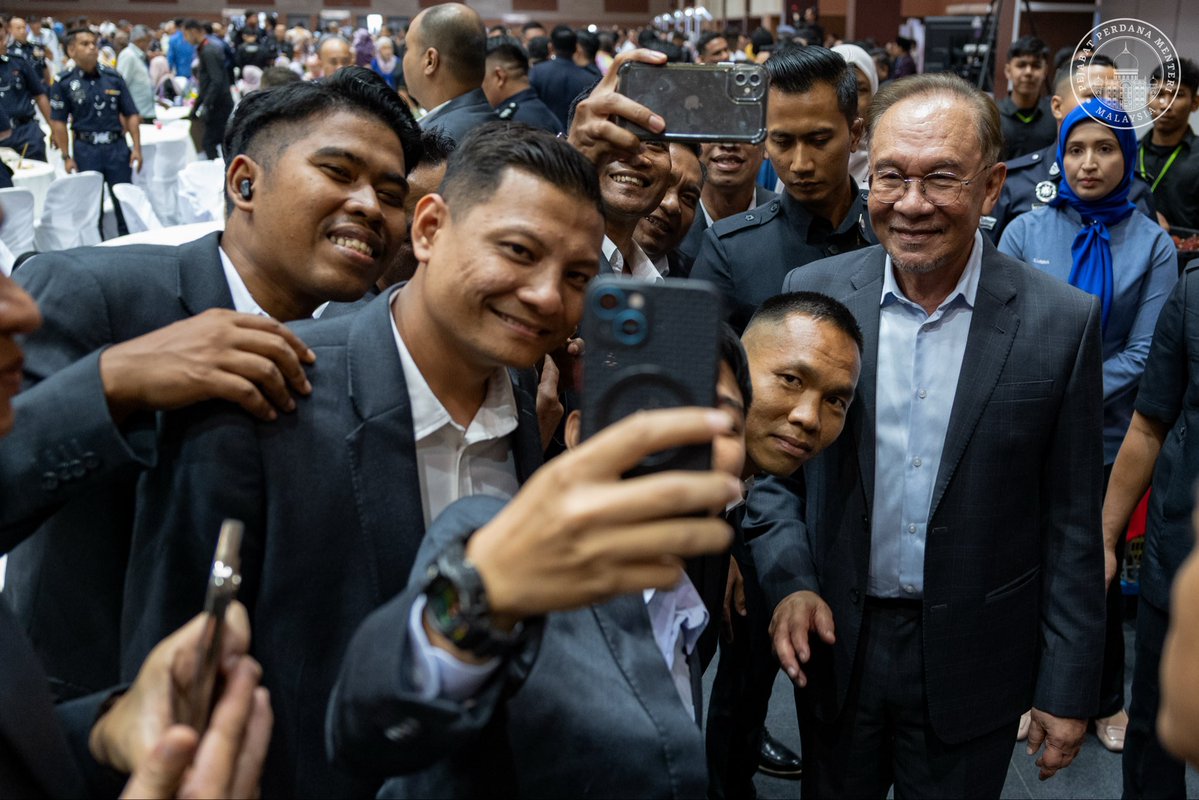 anwaribrahim's tweet image. Petang tadi saya dan anggota pentadbiran negara hadir di MAEPS, Serdang bagi menyampaikan penghargaan tertinggi kepada puluhan ribu petugas kementerian dan agensi kerajaan, pasukan keselamatan, sukarelawan serta sektor swasta yang menjayakan Kepengerusian ASEAN-Malaysia 2025…