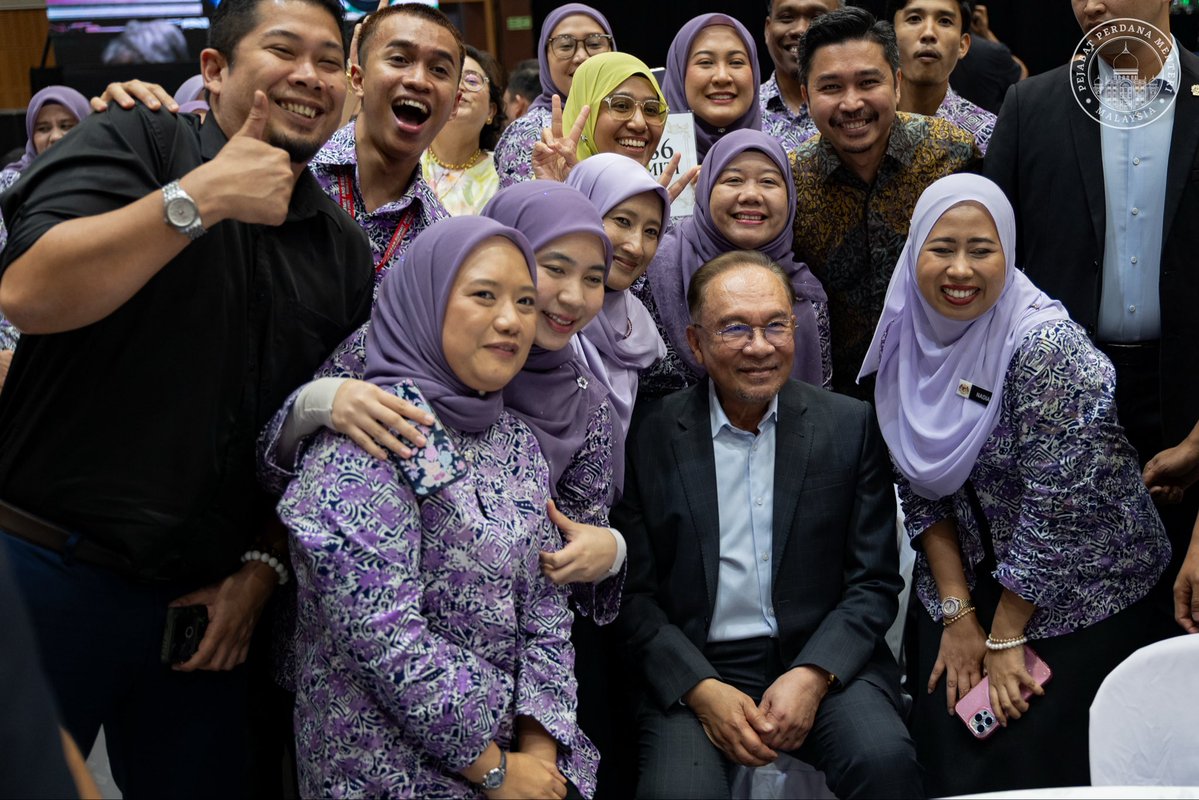 anwaribrahim's tweet image. Petang tadi saya dan anggota pentadbiran negara hadir di MAEPS, Serdang bagi menyampaikan penghargaan tertinggi kepada puluhan ribu petugas kementerian dan agensi kerajaan, pasukan keselamatan, sukarelawan serta sektor swasta yang menjayakan Kepengerusian ASEAN-Malaysia 2025…