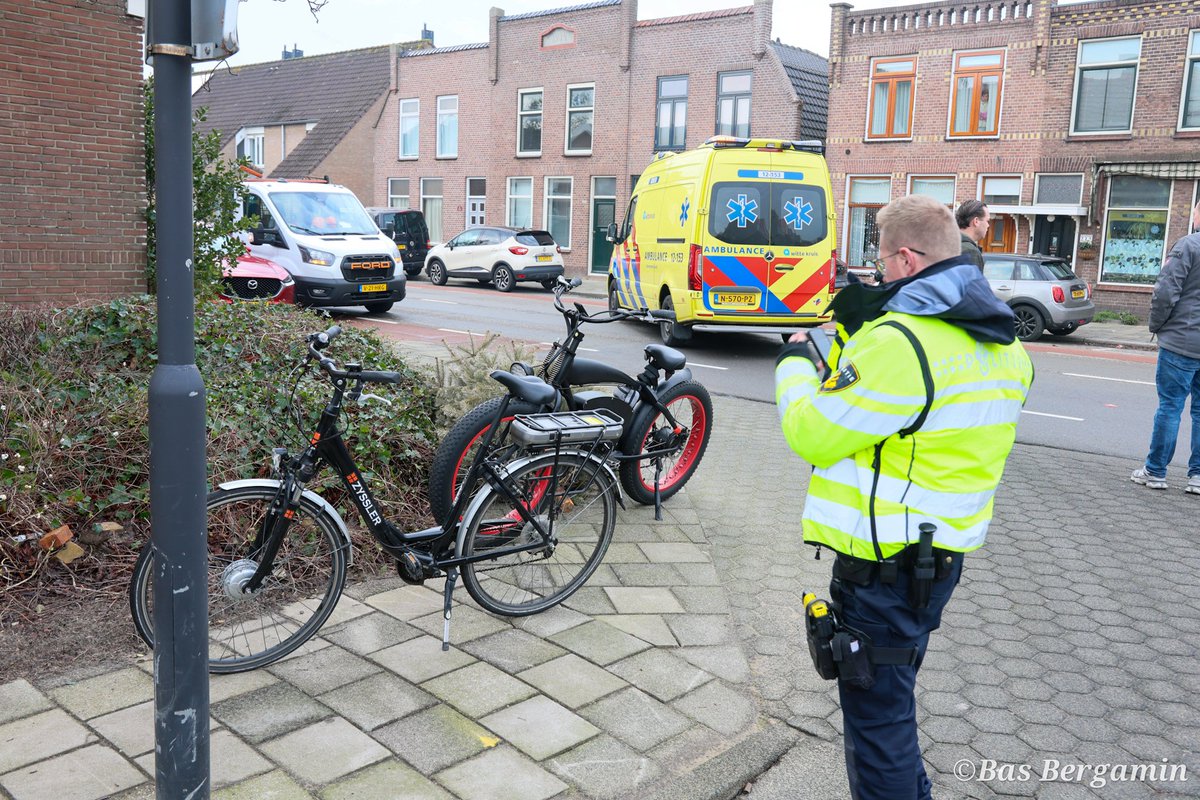 pers0251's tweet photo. Een fietser en een fatbiker zijn maandagmiddag tegen elkaar gebostst op de kruising van de Schouwenaarsstraat met de Alkmaarseweg in Beverwijk. Hierbij is één persoon gewond geraakt.

Het slachtoffer is door ambulancepersoneel gestabiliseerd en naar het ziekenhuis gebracht.

Over de oorzaak van het ongeval is op dit moment nog niets bekend. De politie onderzoekt dat.