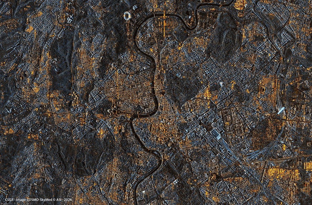 Leonardo_IT's tweet photo. Le prime immagini dal terzo satellite di seconda generazione #COSMOSkyMed!
CSG FM3 apre gli occhi sulla Terra, a pochi giorni dal lancio avvenuto il 2 gennaio 2026 dalla Vandenberg Space Force Base, nell’ambito del programma di Osservazione della Terra promosso dall’@ASI_Spazio e dal @MinisteroDifesa, che coinvolge l’industria nazionale con #Leonardo e le joint venture @Thales_Alenia_S, @telespazio ed @e_geos.
Nel corso della fase di messa in opera e verifica delle funzionalità del sistema, Telespazio, in collaborazione con Thales Alenia Space Italia, ha curato la pianificazione delle richieste di acquisizione delle immagini satellitari, l’invio dei relativi comandi, la verifica del corretto funzionamento del sensore SAR, nonché l’acquisizione e l’elaborazione dei dati grezzi provenienti dal satellite presso il Centro Spaziale dell’ASI di Matera.
https://t.co/RWeIP8zolg