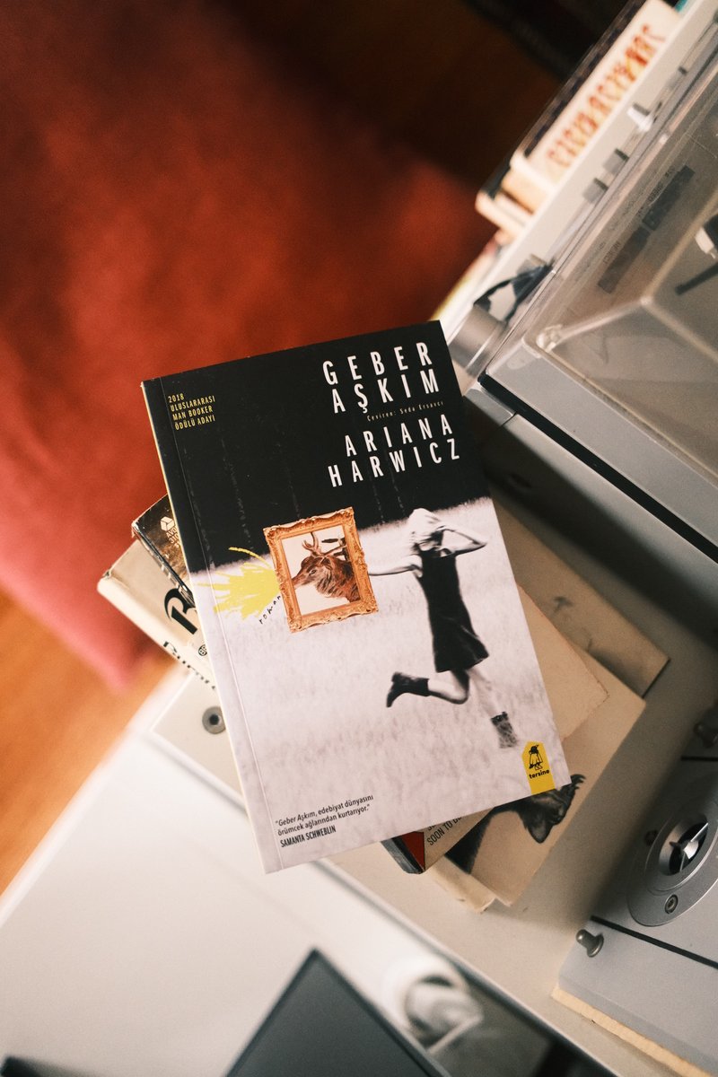 Beklenen gün geldi. Geber Aşkım yarın izleyiciyle buluşuyor. 🎬 Ariana Harwicz’in sarsıcı, sert ve dolaysız anlatımını henüz keşfetmediyseniz filmden önce kitabı okumanın tam vakti. Bu vahşi hikâyenin sinematik yolculuğu için çok heyecanlıyız. 🔥