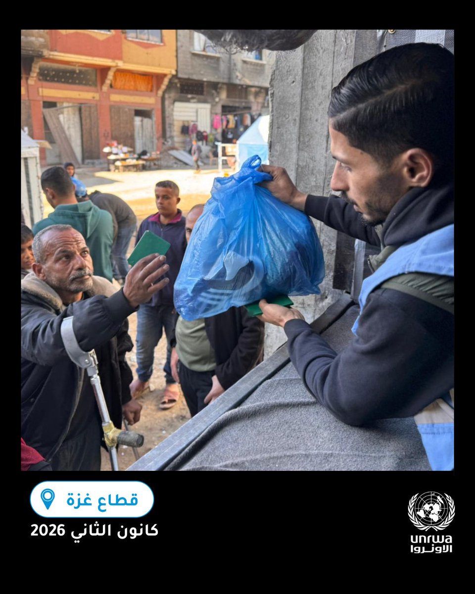 UNRWAarabic's tweet photo. تُفاقم ظروف الشتاء القاسية معاناة العائلات في #غزة، التي أنهكتها الحرب والنزوح المتكرر.

ورغم النقص الحاد والظروف الصعبة للغاية، #الأونروا_تواصل العمل على دعمهم في مراكز الإيواء، من خلال توزيع الطرود الغذائية والملابس الشتوية.

إلا أن هذا لا يكفي لتلبية الاحتياجات الهائلة.

يجب السماح بدخول مساعدات الأونروا التي لا تزال عالقة خارج غزة منذ أشهر.

يجب السماح للمساعدات بالدخول على نطاق واسع.