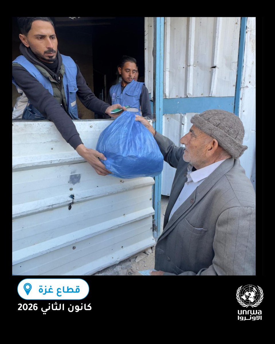 UNRWAarabic's tweet photo. تُفاقم ظروف الشتاء القاسية معاناة العائلات في #غزة، التي أنهكتها الحرب والنزوح المتكرر.

ورغم النقص الحاد والظروف الصعبة للغاية، #الأونروا_تواصل العمل على دعمهم في مراكز الإيواء، من خلال توزيع الطرود الغذائية والملابس الشتوية.

إلا أن هذا لا يكفي لتلبية الاحتياجات الهائلة.

يجب السماح بدخول مساعدات الأونروا التي لا تزال عالقة خارج غزة منذ أشهر.

يجب السماح للمساعدات بالدخول على نطاق واسع.