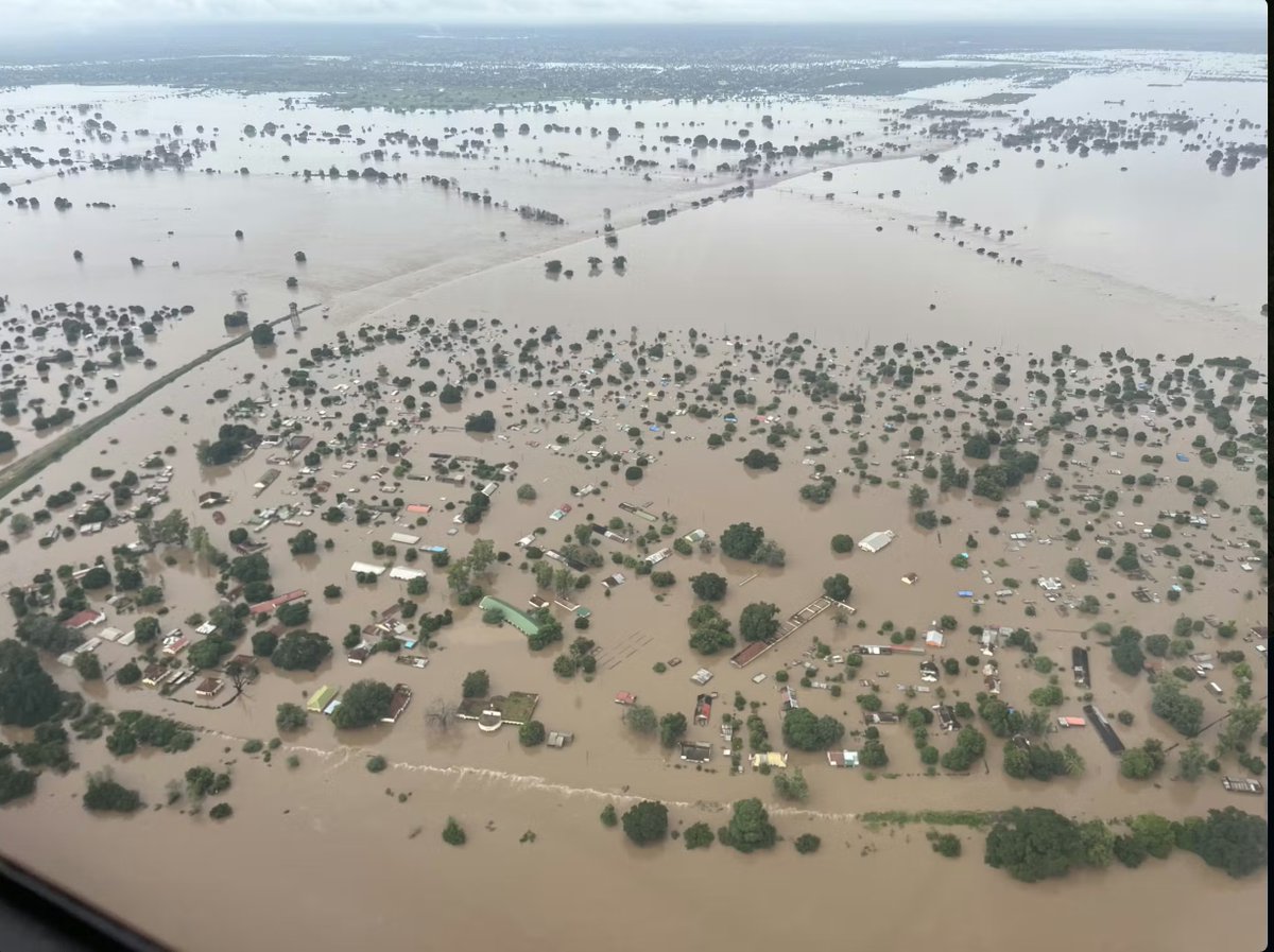 ECHO_CESAfrica's tweet image. Mozambique is facing its worst floods in years, affecting 600,000+ people. The EU and its humanitarian partners are responding with food and shelter, and have activated the Copernicus Rapid Mapping service to assess the damage.