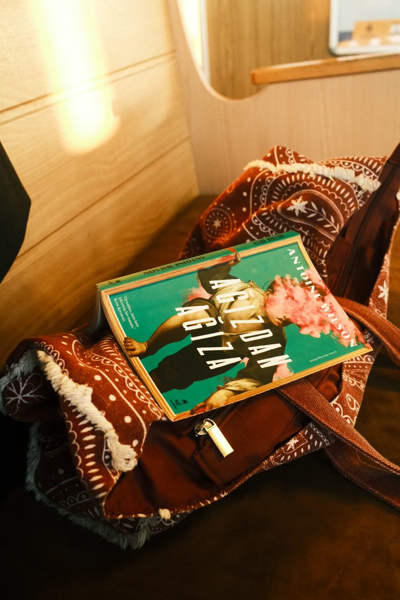 Jeff, havalimanında bir tanıdığına içini döküyor ve biz bir adamı boğulmaktan kurtarmanın bir hayatı nasıl ele geçirdiğine tanık oluyoruz. Gerçekle yalanın birbirine karıştığı bu hikâyenin nereye varabileceğini son cümleye kadar tahmin etmeniz zor... 🌊📚