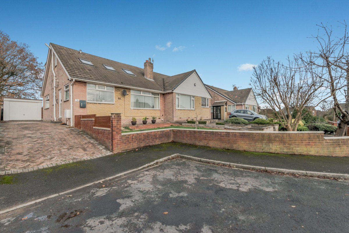 robertwatts_'s tweet photo. This three double-bedroom chalet-style semi-detached home is waiting for its next owner. 

📍Woodkirk Gardens, Woodkirk, Dewsbury, WF12
🛌 Three bedrooms | 🛁 One bathroom
🚗 Blocked paved driveway with detached garage

Call our team today on 01274 878878 to book a viewing. https://t.co/xGe4MPCB8M