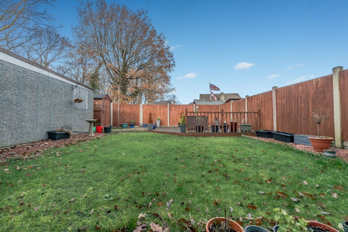 robertwatts_'s tweet photo. This three double-bedroom chalet-style semi-detached home is waiting for its next owner. 

📍Woodkirk Gardens, Woodkirk, Dewsbury, WF12
🛌 Three bedrooms | 🛁 One bathroom
🚗 Blocked paved driveway with detached garage

Call our team today on 01274 878878 to book a viewing. https://t.co/xGe4MPCB8M