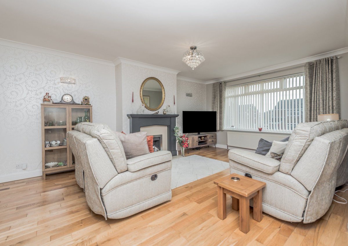 robertwatts_'s tweet photo. This three double-bedroom chalet-style semi-detached home is waiting for its next owner. 

📍Woodkirk Gardens, Woodkirk, Dewsbury, WF12
🛌 Three bedrooms | 🛁 One bathroom
🚗 Blocked paved driveway with detached garage

Call our team today on 01274 878878 to book a viewing. https://t.co/xGe4MPCB8M