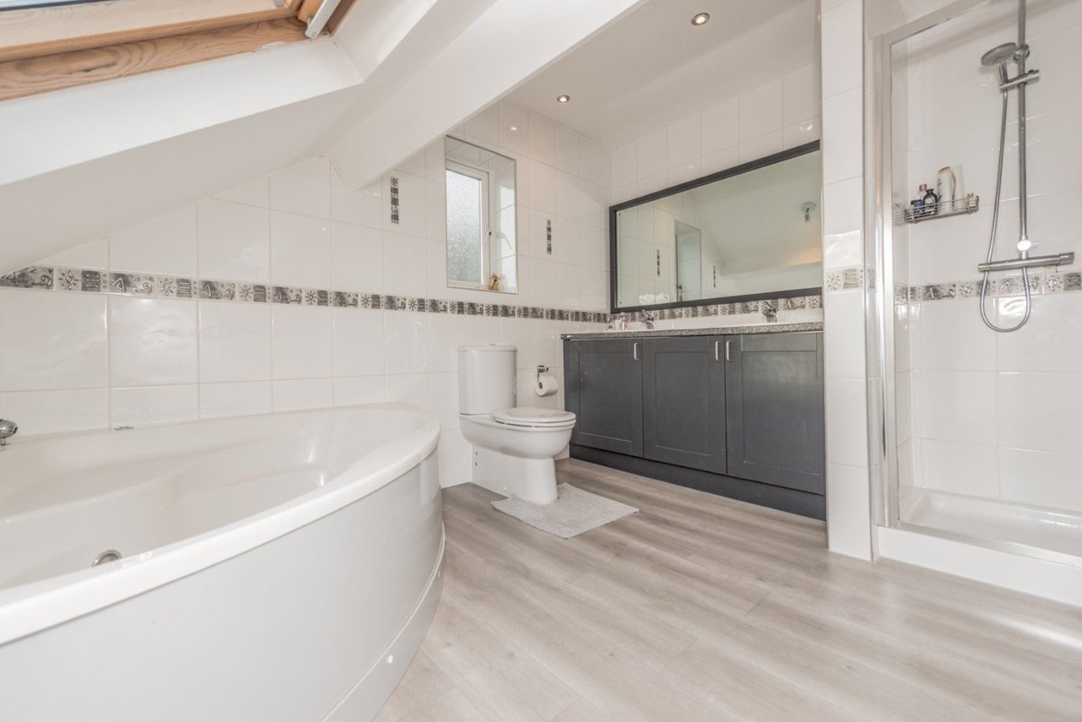 robertwatts_'s tweet photo. This three double-bedroom chalet-style semi-detached home is waiting for its next owner. 

📍Woodkirk Gardens, Woodkirk, Dewsbury, WF12
🛌 Three bedrooms | 🛁 One bathroom
🚗 Blocked paved driveway with detached garage

Call our team today on 01274 878878 to book a viewing. https://t.co/xGe4MPCB8M