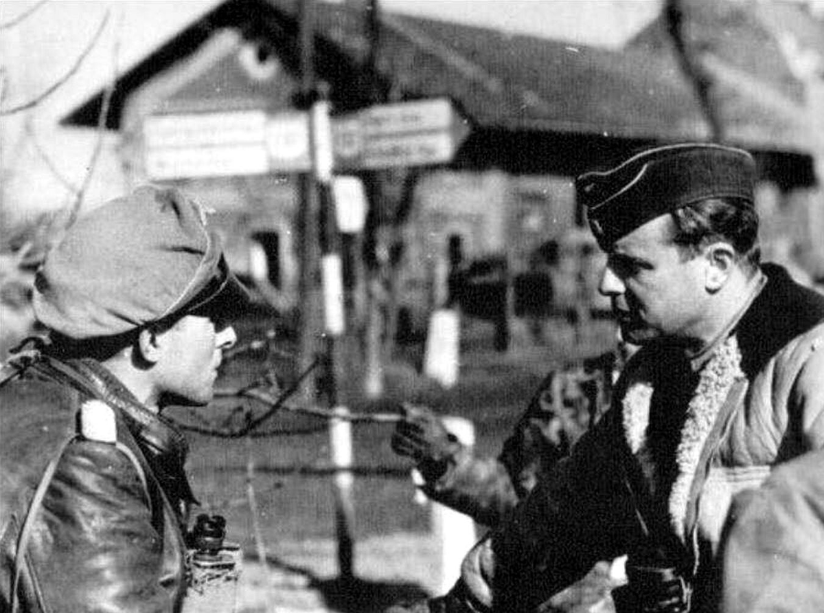 Joachim „Jochen“ Sigismund Albrecht Klaus Arwed Detlef Peiper (30. Januar 1915) „Falls Sie mich attackieren, würde ich keinen Finger rühren. Falls Sie meine Männer attackieren – unfair und ungerecht – werden Sie mich auf den Barrikaden finden.“