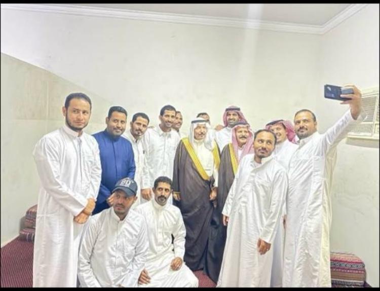 زيارة الدكتور عبد الله سعد العويمري الرشيدي
 رئيس رابطة عبس العالمية
 لرشايدة البحرين
وكان في استقباله الأستاذ أحمد حمدان الرشيدي وجماعته.
وقدم شكره لحسن الاستقبال وكرم الضيافة..