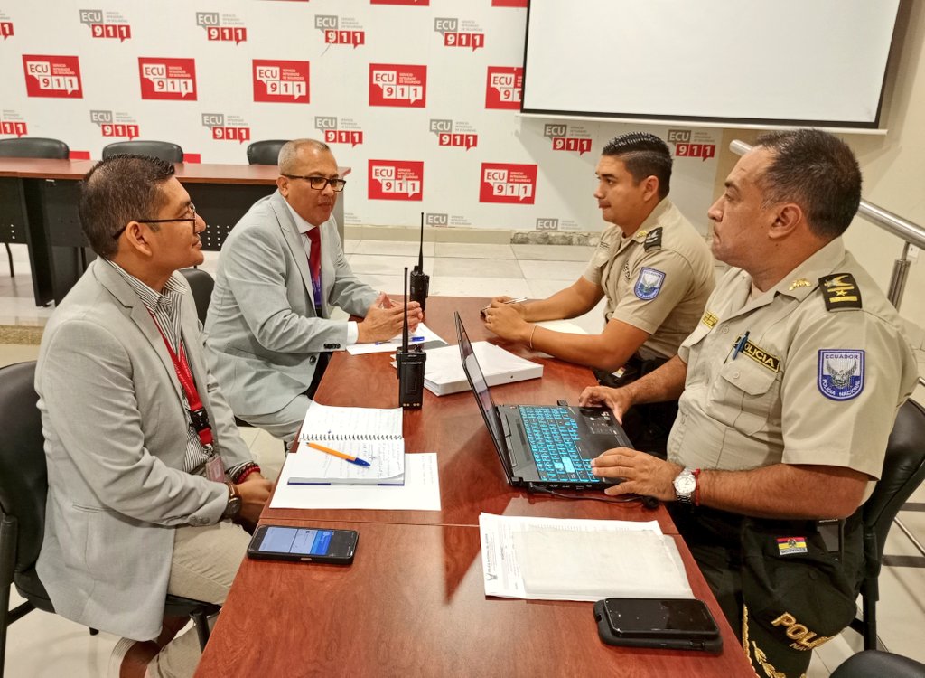 ecu911sambo's tweet photo. En la Sala de Capacitación del #ECU911 Babahoyo se desarrollan Mesas Técnicas y Grupos de Trabajo, lideradas por @Riesgos_Ec, para coordinar la atención de emergencias durante la época invernal.

@raulfalcont, Jefe del @ECU911_ en #LosRíos destacó la #VideoVigilanciaECU en vías y zonas vulnerables a inundaciones, así como la importancia de una coordinación oportuna para atender las alertas invernales.