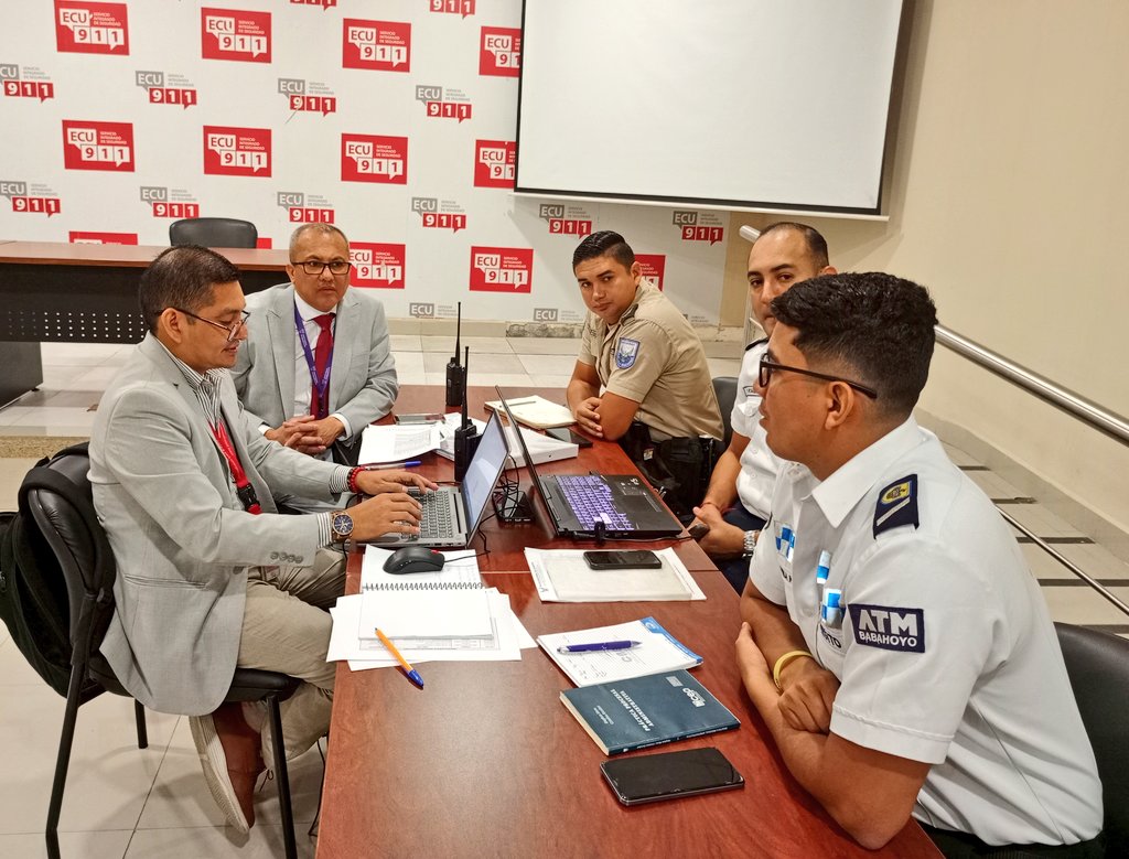 ecu911sambo's tweet photo. En la Sala de Capacitación del #ECU911 Babahoyo se desarrollan Mesas Técnicas y Grupos de Trabajo, lideradas por @Riesgos_Ec, para coordinar la atención de emergencias durante la época invernal.

@raulfalcont, Jefe del @ECU911_ en #LosRíos destacó la #VideoVigilanciaECU en vías y zonas vulnerables a inundaciones, así como la importancia de una coordinación oportuna para atender las alertas invernales.