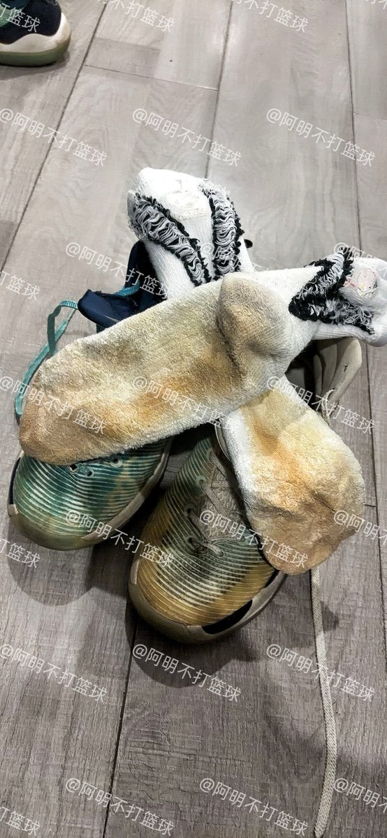 MingBu96451's tweet photo. 新袜子的历练，味道和颜色都非常够劲，几天内反复闷湿汗透
喜欢的可以点赞评论转发
#篮球袜 #臭脚S #臭鞋 #白袜男大 #汗臭味 https://t.co/chcJxRjEG5